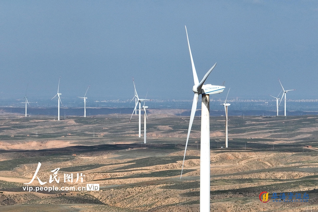 宁夏吴忠：戈壁风电助力绿色发展