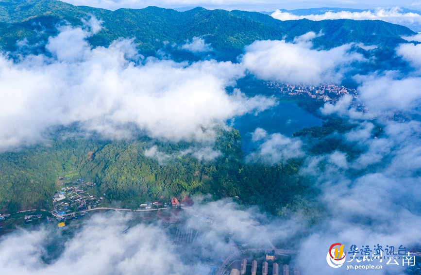 云雾绕山川，美景入画来。罗嘉摄