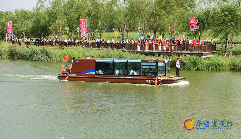 游客乘船在京杭大运河沧州城区段水面上游览观光。 傅新春摄