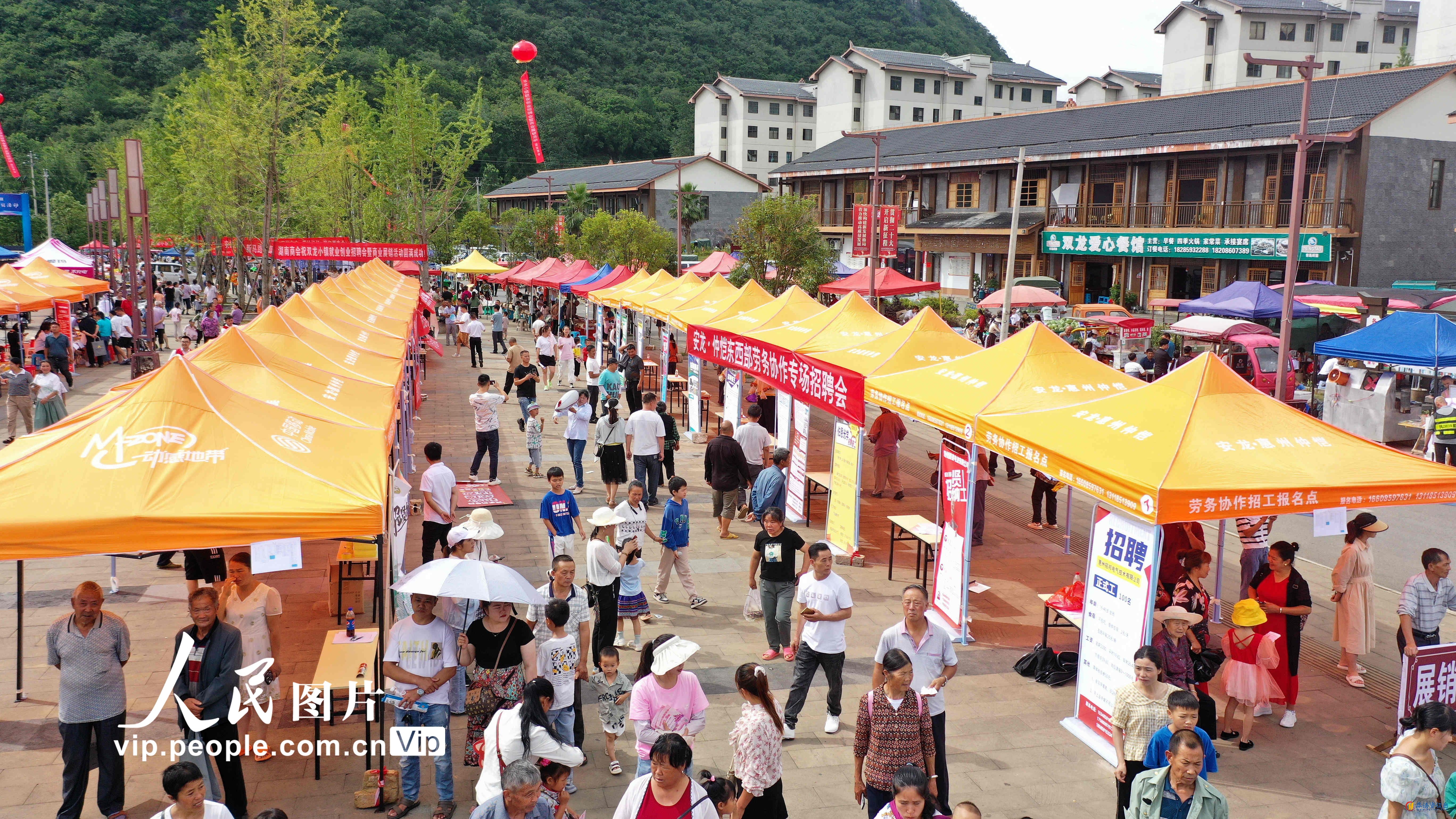 2023年7月9日，求职者在贵州省黔西南布依族苗族自治州安龙县春潭街道双龙社区招聘会现场寻找工作岗位。