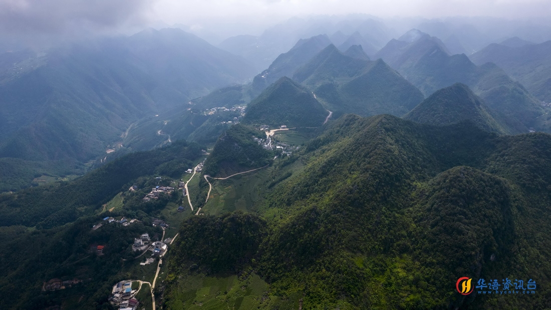 这是无人机视角下的岩头村，位于画面中间的山体中（无人机照片，7月27日摄）。新华社记者 杨植森 摄