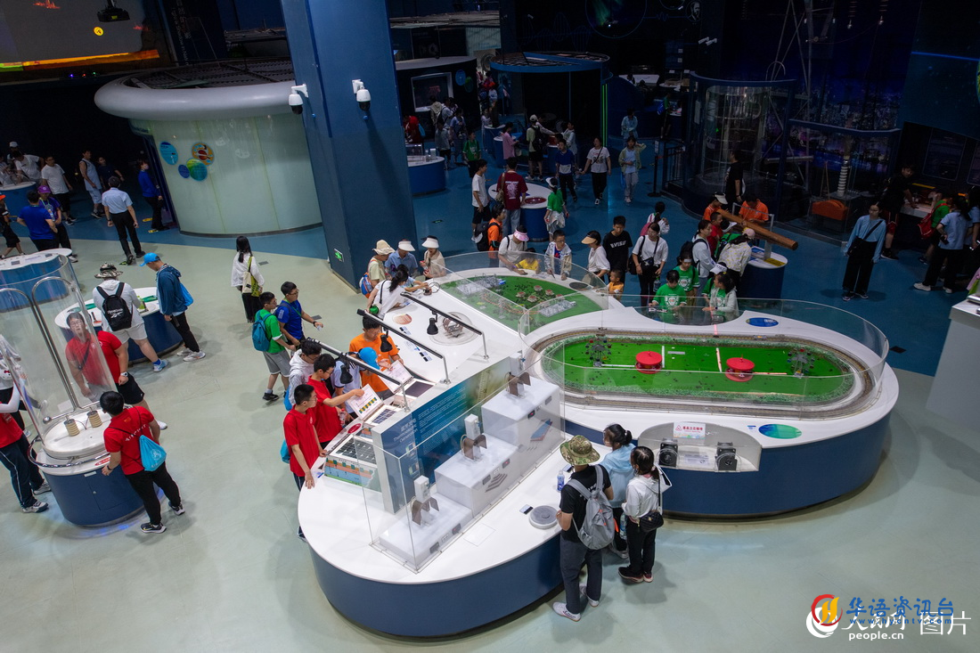 7月19日，中国科学技术馆，游客络绎不绝。