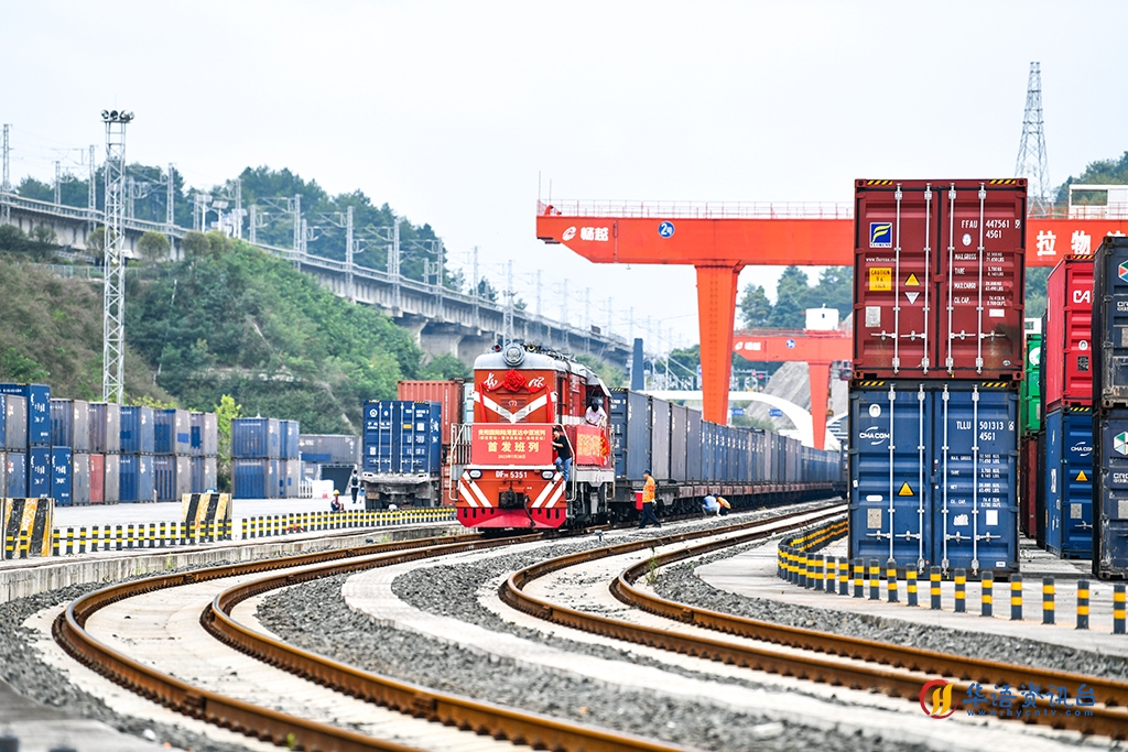 7月28日，贵阳国际陆港首次开行的直达中亚班列停靠在贵阳都拉营站。新华社记者 杨文斌 摄