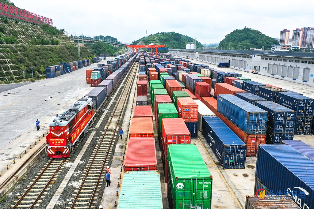 7月28日，贵阳国际陆港首次开行的直达中亚班列停靠在贵阳都拉营站（无人机照片）。新华社记者 杨文斌 摄