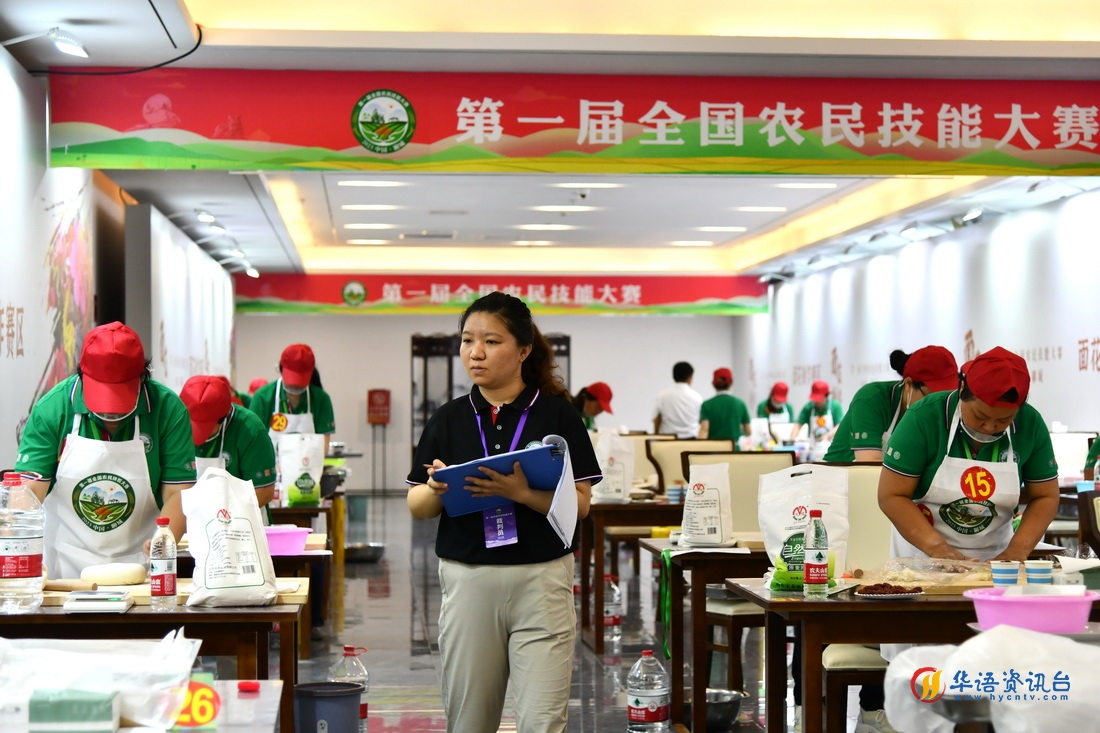 7月3日，在第一届全国农民技能大赛上，一名裁判在面花制作项目比赛中给选手打分。