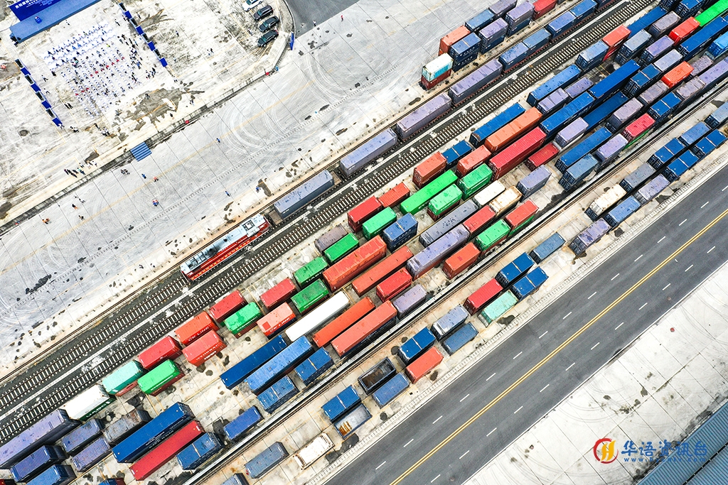 7月28日，贵阳国际陆港首次开行的直达中亚班列停靠在贵阳都拉营站（无人机照片）。新华社记者 杨文斌 摄