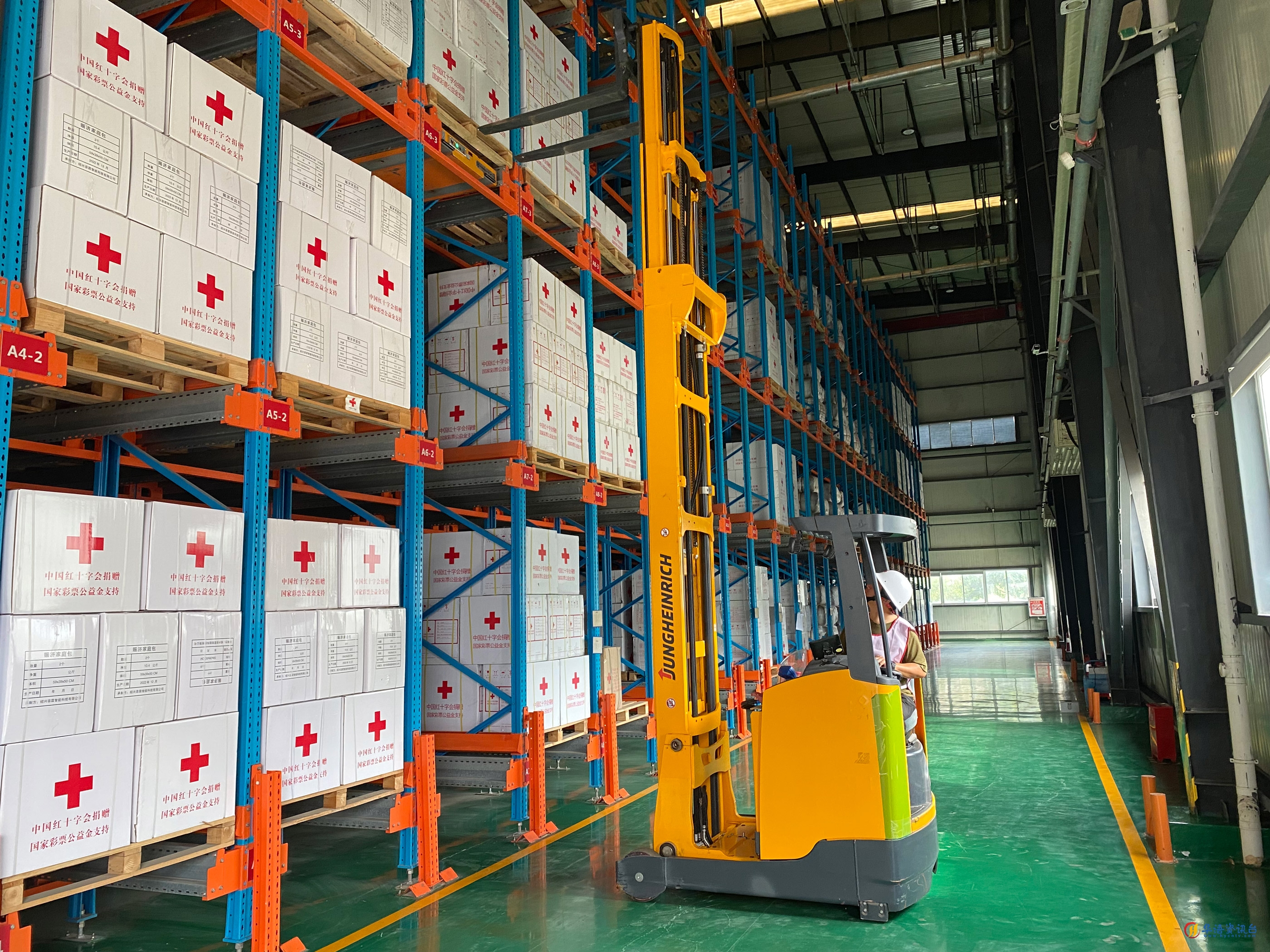 中国红十字会成都备灾救灾中心眉山仓库发运援助重庆水灾救灾物资。中国红十字会供图