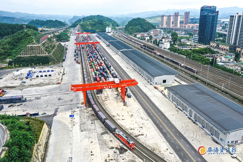 7月28日，贵阳国际陆港首次开行的直达中亚班列从贵阳都拉营站驶出（无人机照片）。新华社记者 杨文斌 摄