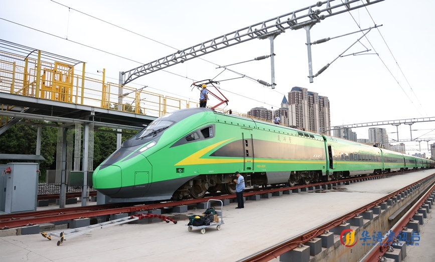 检修人员对“复兴号”进行检查。贾智炜摄