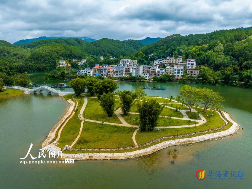 2023年8月5日，俯瞰广西梧州市苍梧县京南镇古榄村，错落有致的民居与青山绿水相映成趣，绘就出一幅美丽乡村、宜家宜居宜游的生态画卷。