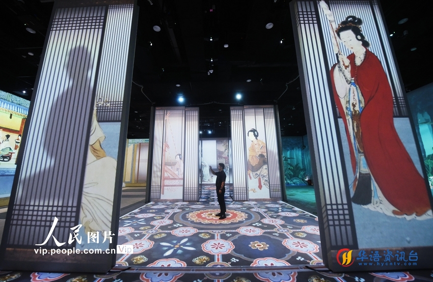 2023年8月29日，观众在浙江博物馆新馆的数字化展厅里沉浸式观看“数字古画”。