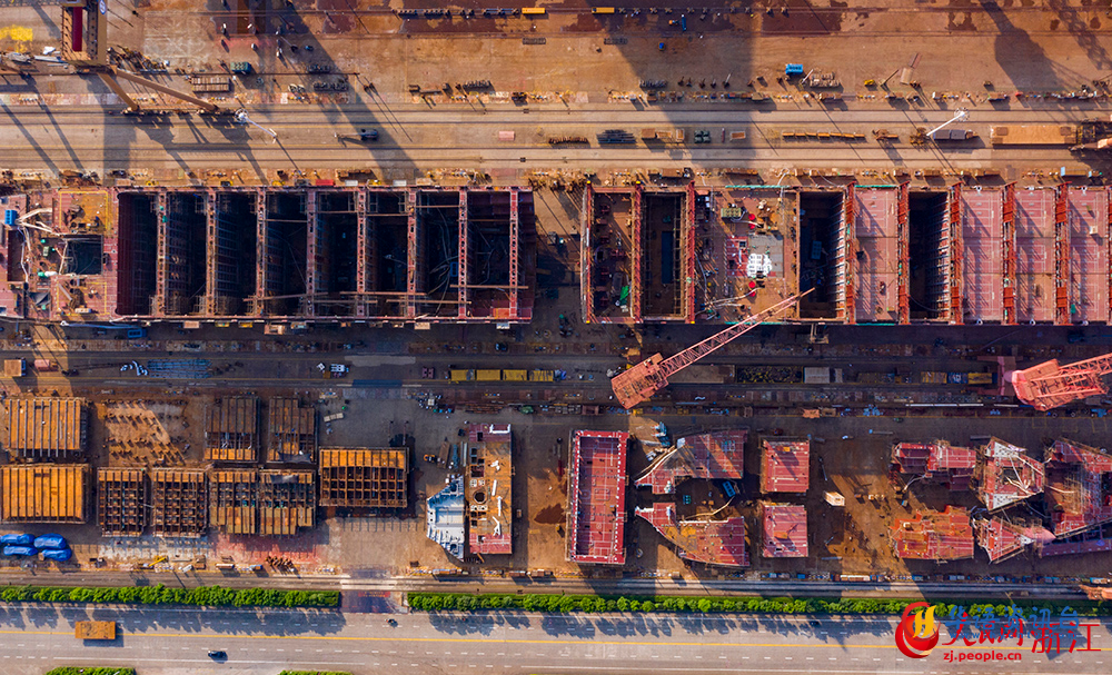 近日，在舟山一船舶修造有限公司，除锈、焊接、安装等工位同步展开，工人们开足马力赶制船舶订单。人民网 章勇涛摄