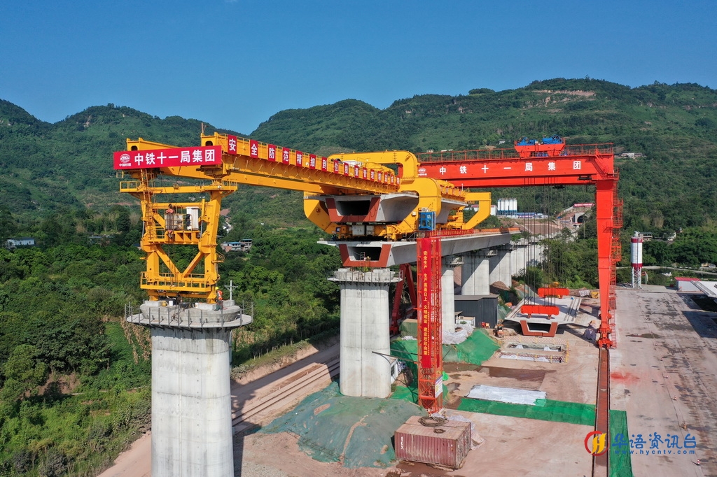 这是8月15日拍摄的渝湘高铁重庆段建设现场（无人机照片）。