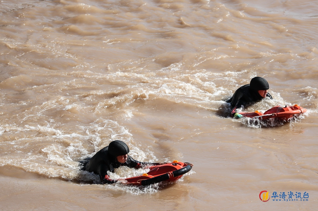 8月14日，参演队员在黄河兰州段奥体中心附近水域开展水域救援实战化演练。