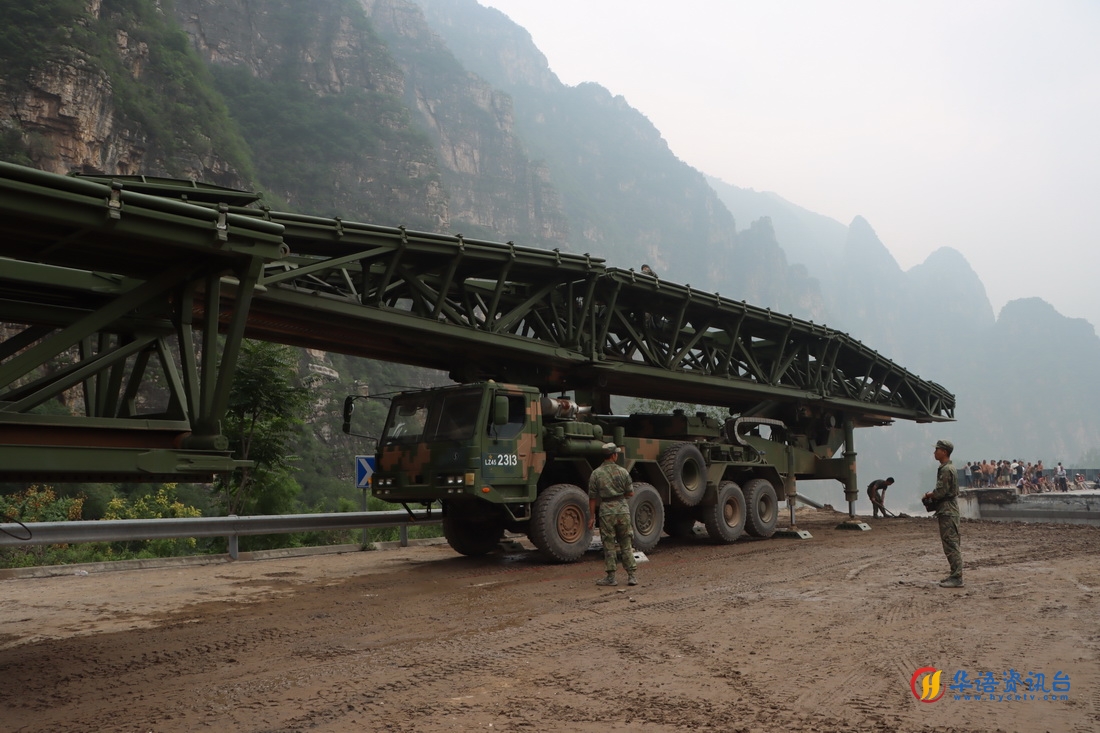 8月3日，中部战区陆军第82集团军某旅官兵在北京市房山区涞宝路四渡桥断桥处架设桥梁。新华社发（张康 摄）