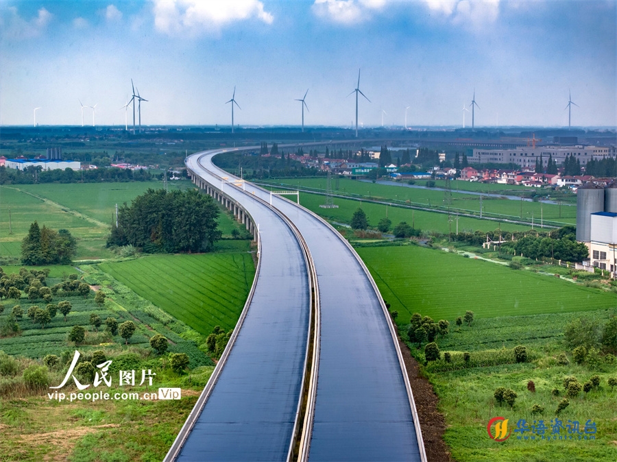  2023年8月17日阜宁至溧阳高速公路建湖至兴化段泰州境内工程已进入最后攻坚阶段。这是兴化南官河特大桥，路基已完工。