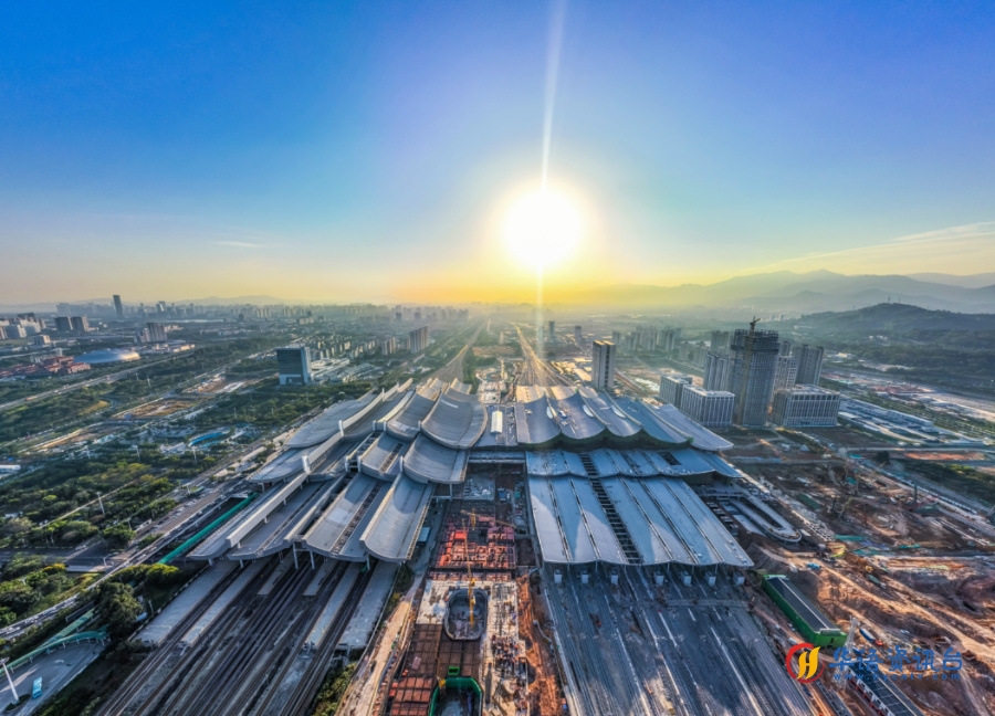 从空中俯瞰整个厦门北站，新老车站呈对称分布。新建厦门北站屋面采用嘉庚建筑三段式造型（资料图）。何卫东摄