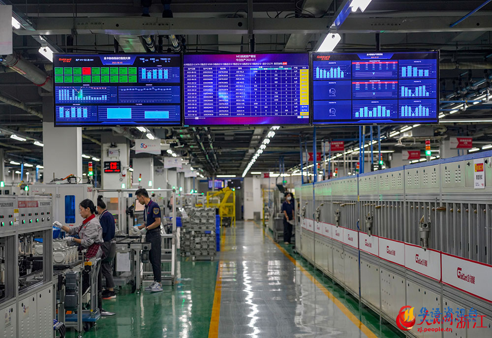 工人正在赶制订单产品。人民网 章勇涛摄