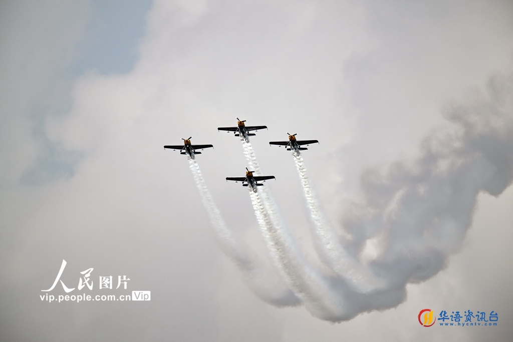 这是8月18日在第十届沈阳法库国际飞行大会开幕式上拍摄的特技飞行表演。