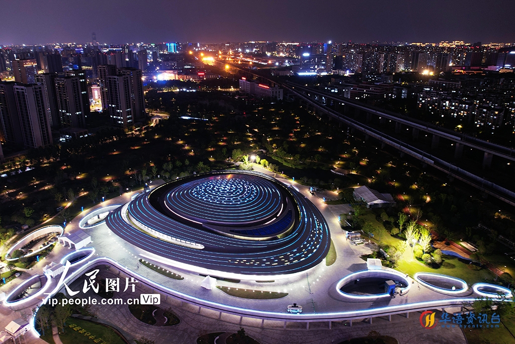 浙江杭州：亚运电竞中心夜景绚丽多彩