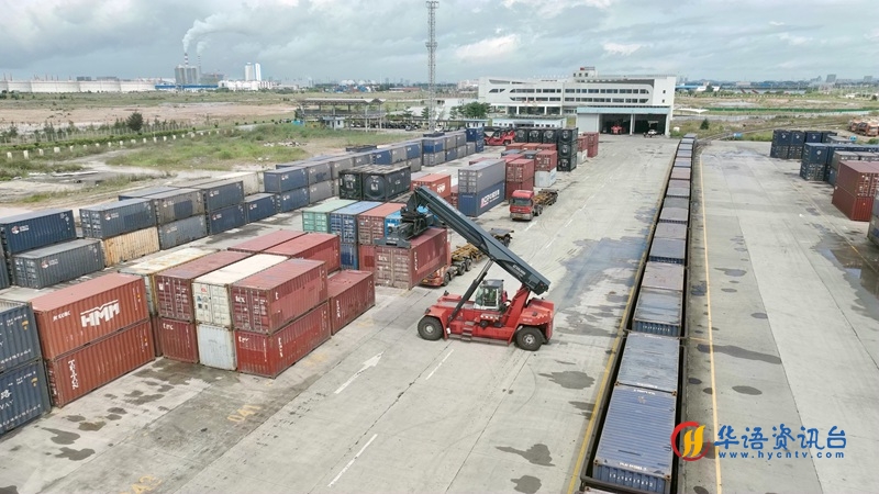 一辆正面吊车机正在钦州铁路集装箱中心站装卸货物 （陈磊）.jpg