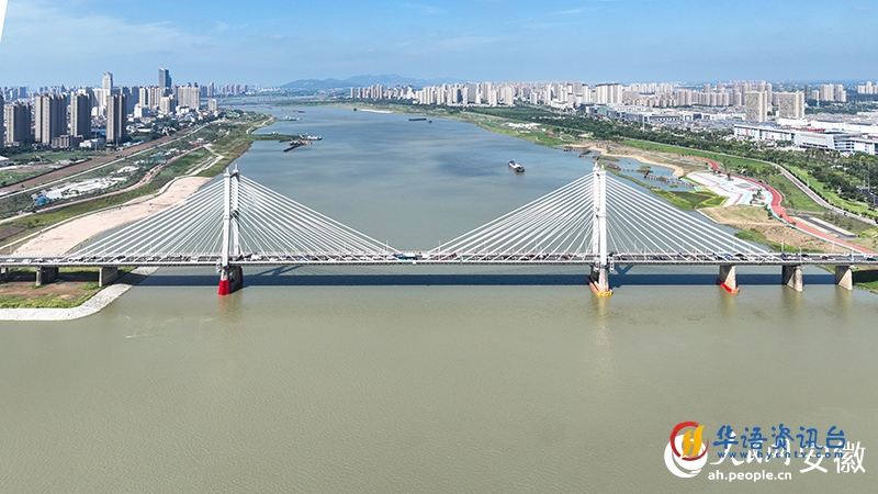 6淮河穿城而过，宽阔的河面上南来北往的车辆、船只川流不息。人民网记者 陶涛摄