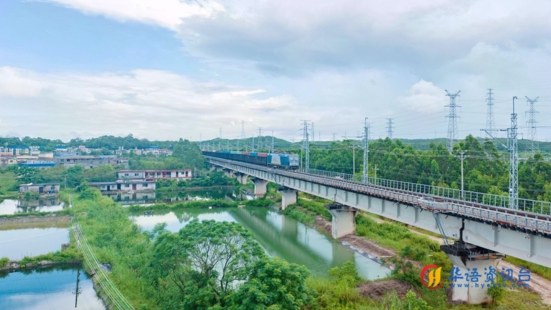 一列西部陆海新通道铁海联运班列在广西沿海铁路上行驶。陈磊