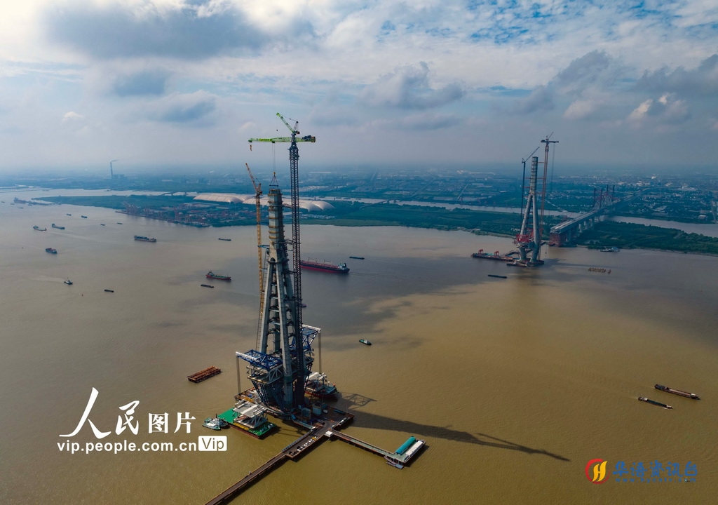 9月2日，建设者在常泰长江大桥主航道桥泰州侧施工现场进行钢桁梁悬臂架设准备。