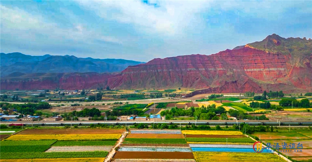 列车穿越丹霞地貌。中国铁路兰州局供图