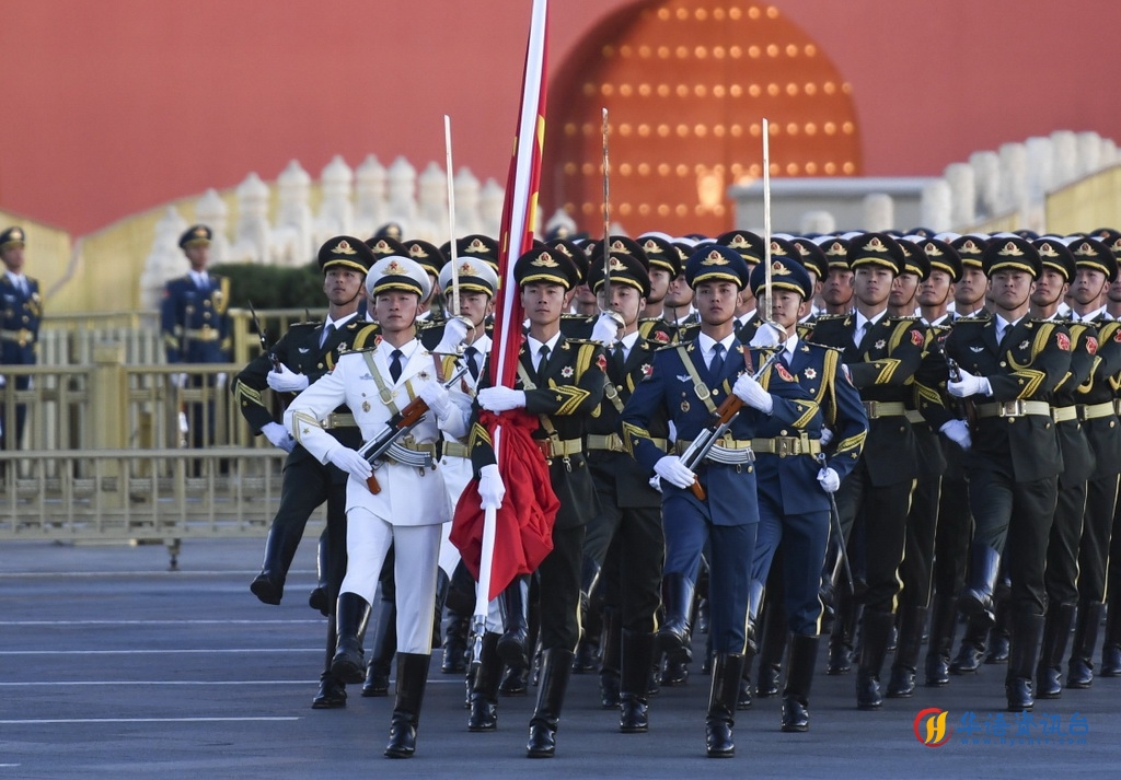 10月1日清晨，隆重的升国旗仪式在北京天安门广场举行，庆祝中华人民共和国成立74周年。新华社记者 鞠焕宗 摄