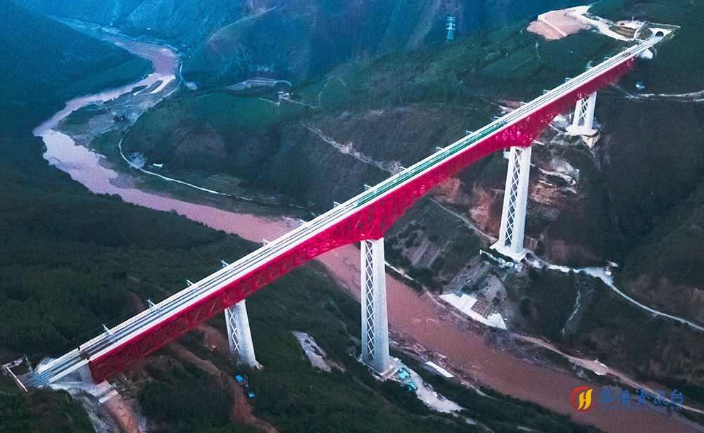 中老铁路首发列车驶过中国云南省元江哈尼族彝族傣族自治县境内的元江双线特大桥(2021年12月3日摄,无人机照片)。