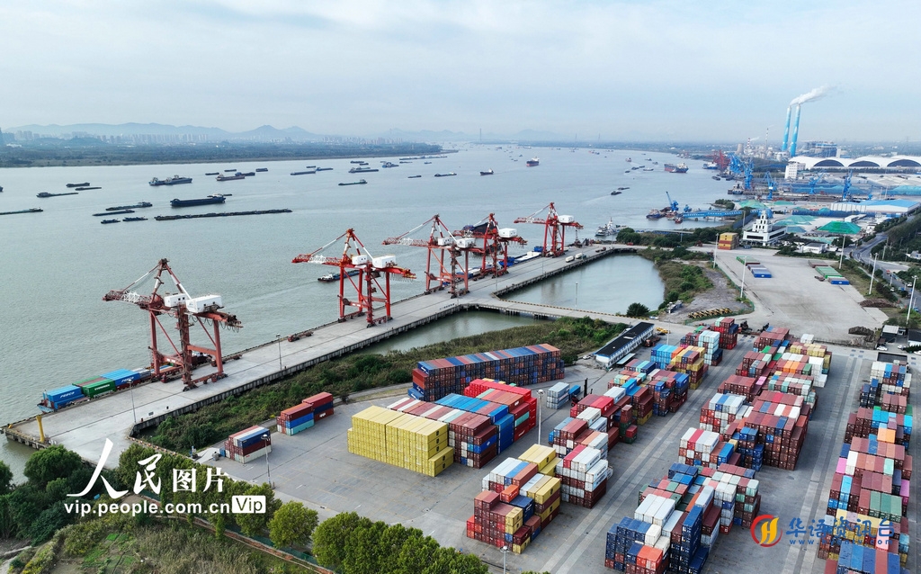 江苏扬州：长江港口作业忙