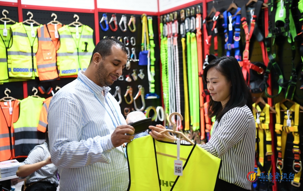 10月15日，外国采购商在了解劳保用品。新华社记者 邓华 摄