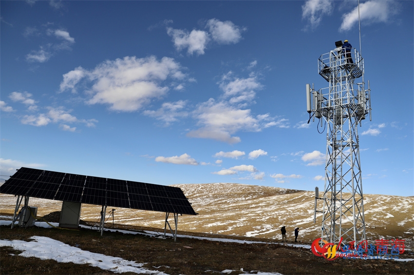 黄河源头约古宗列曲架设远程观测点位和5G基站。人民网 陈明菊摄