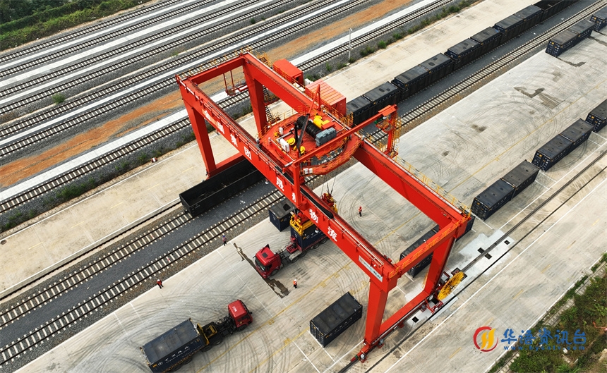 在江西九江城西港区铁路专用线上，龙门吊正在进行卸车作业。 胡国林摄