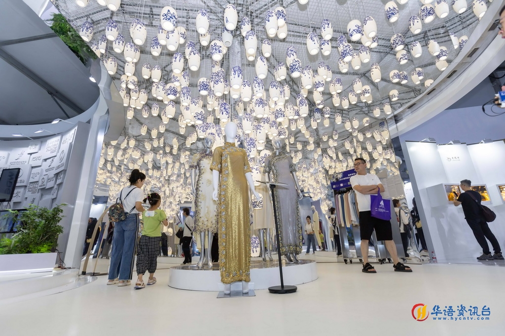 9月30日，人们在世界设计之都大会上参观。