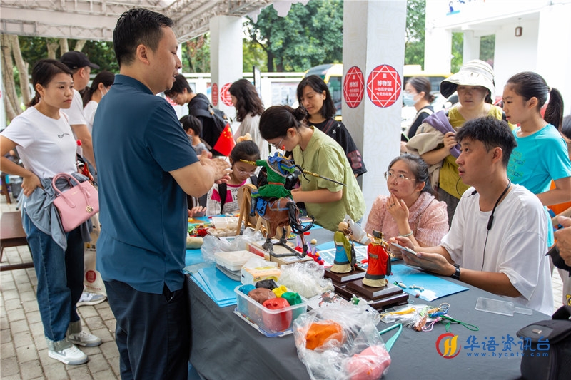 面塑制作技艺传承人陈金成教游客做中秋主题的面塑作品。受访单位供图