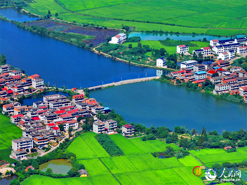 航拍江西省南昌市南昌县富山乡滩上村，鳞次栉比的农房与湿地、田园相映成趣。人民网 朱海鹏摄