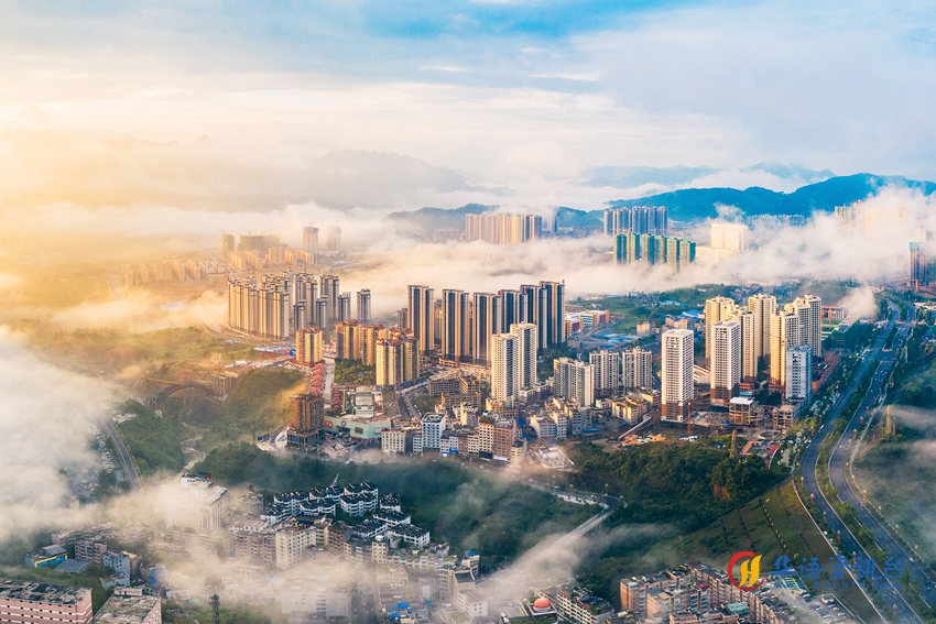 云南镇雄现唯美晨曦，云雾弥漫如梦似幻。王国摄