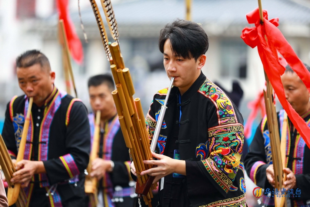 11月25日，参赛队伍在三都水族自治县县城参加踩街巡游。