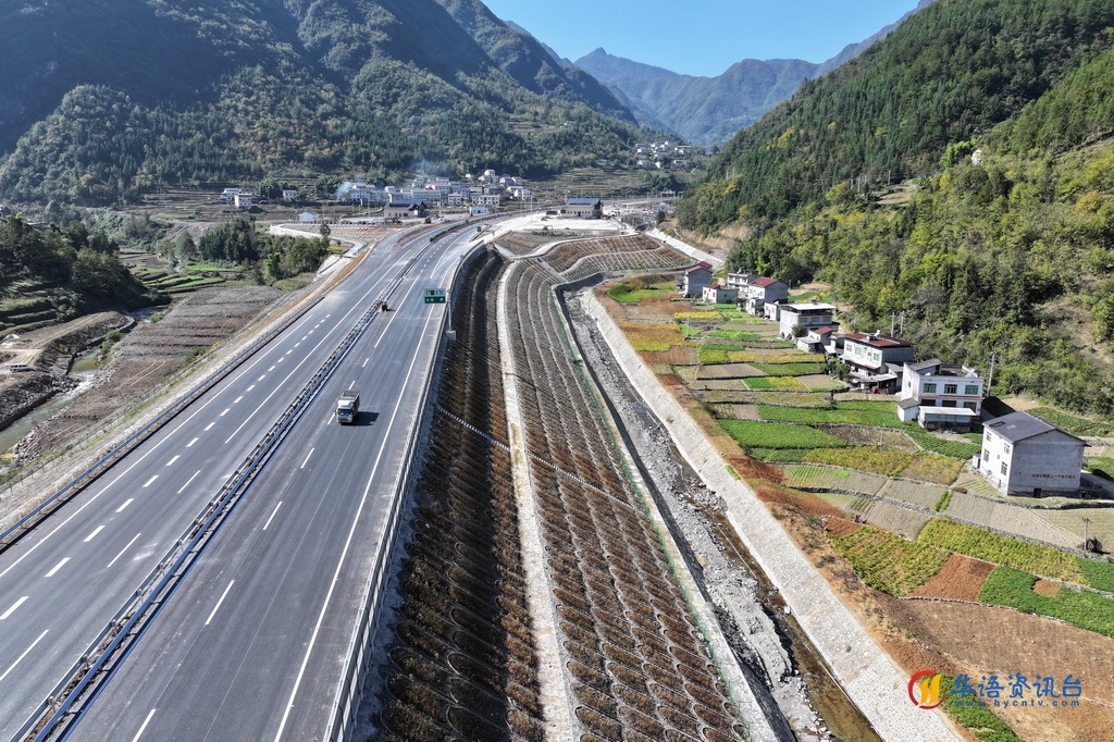 巫镇高速公路三标段施工现场（11月1日摄，无人机照片）。
