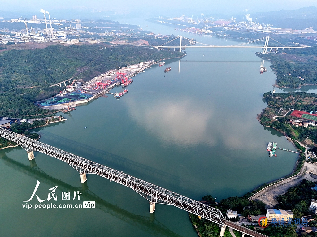 重庆：西部陆海新通道跑出加速度