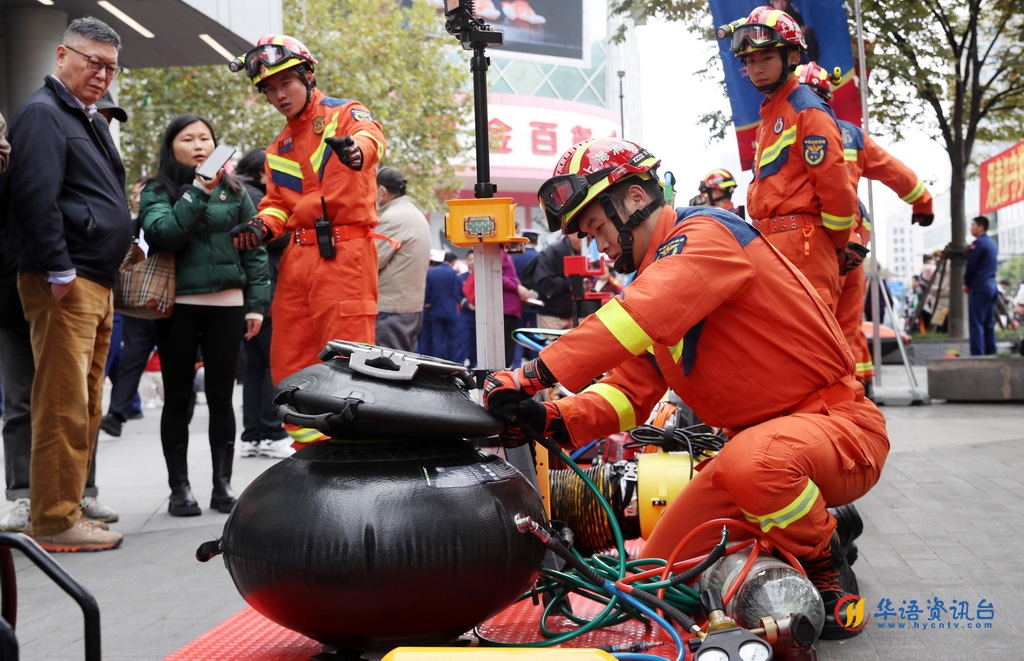 11月13日，消防员（右）在现场演示气动起重垫的使用方法。