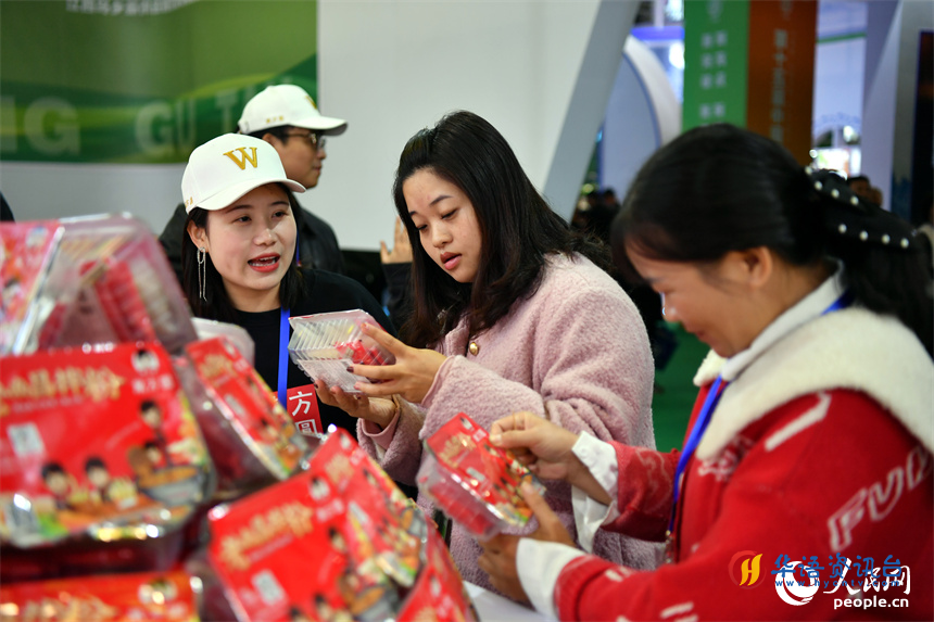 参加绿博会的展商向市民介绍展出的产品。 人民网记者 时雨摄