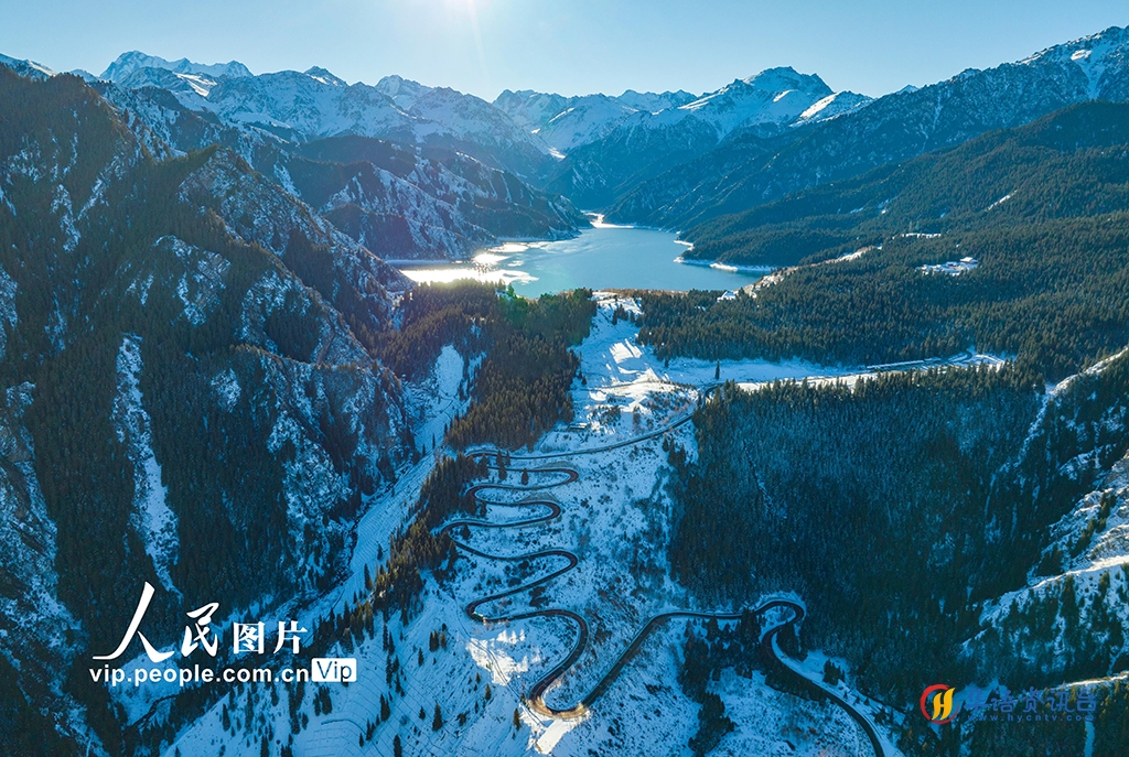 2023年11月23日，新疆维吾尔自治区昌吉回族自治州天山天池风景区风景如画。