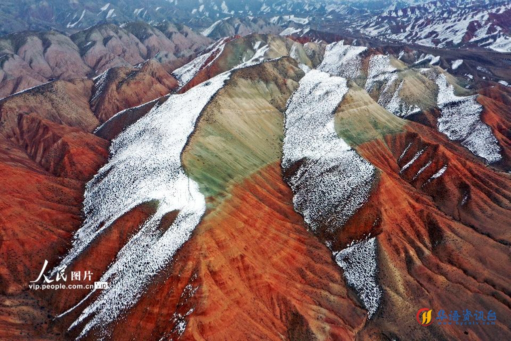 新疆昌吉：雪落丹霞 半山水墨半山诗
