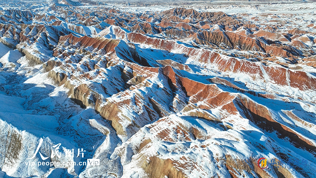 甘肃张掖：雪浴丹霞景色美