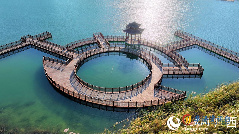 暖阳照耀下的东兰坡豪湖湿地公园。人民网 付华周摄