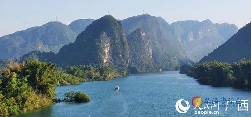 东兰红水河沿岸风景如画。人民网 付华周摄