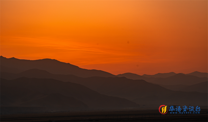 朝霞染红天际。包雷摄